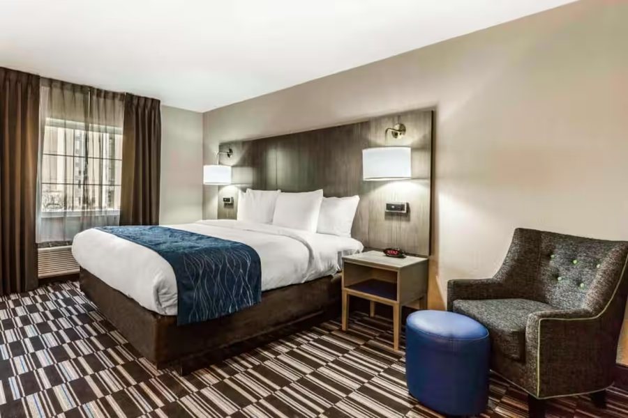 Comfort Inn Airport — Guest room