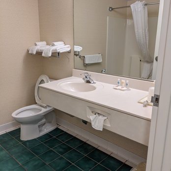 Comfort Inn Airport — Bathroom