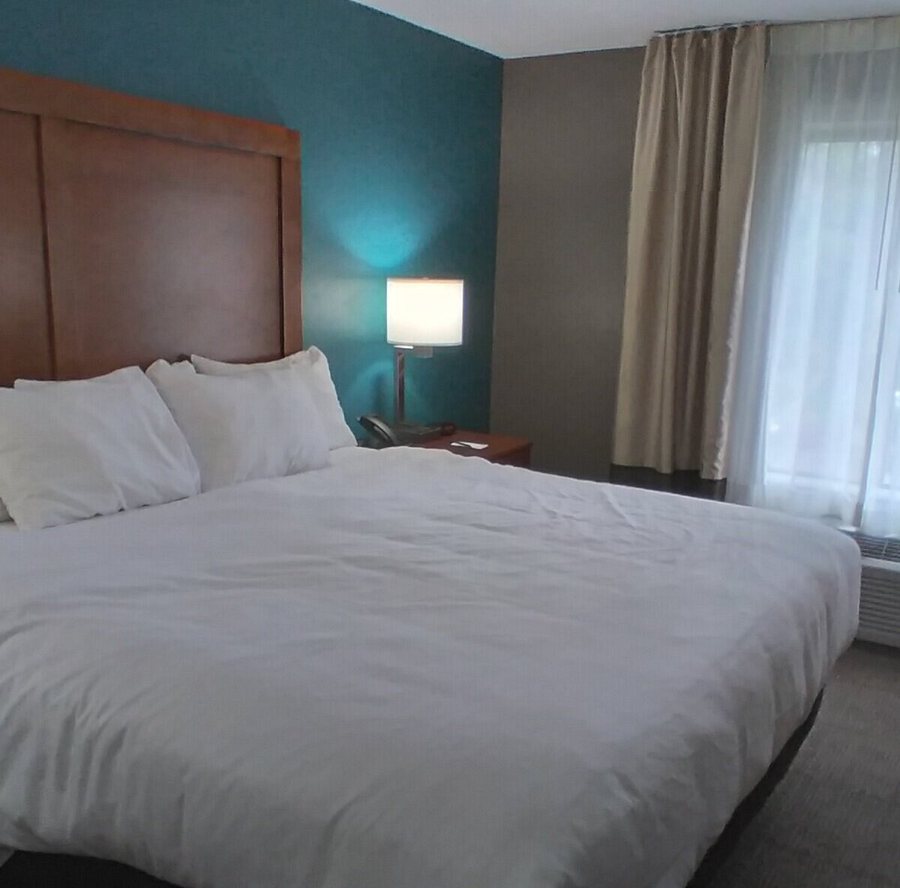 Comfort Inn Airport — Guest room
