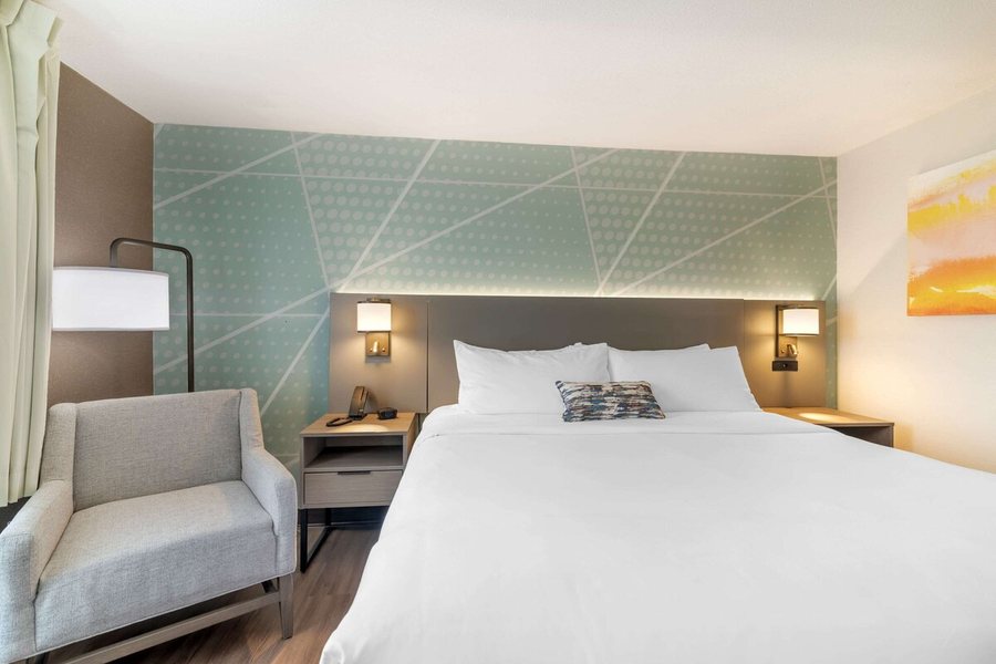 Comfort Inn Airport — Guest room