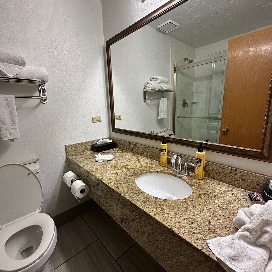 Comfort Inn and Suites Durango — Bathroom