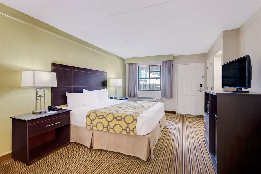 Comfort Inn And Suites Jacksonville Orange Park — Guest room