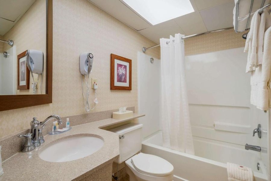 Comfort Inn and Suites — Bathroom