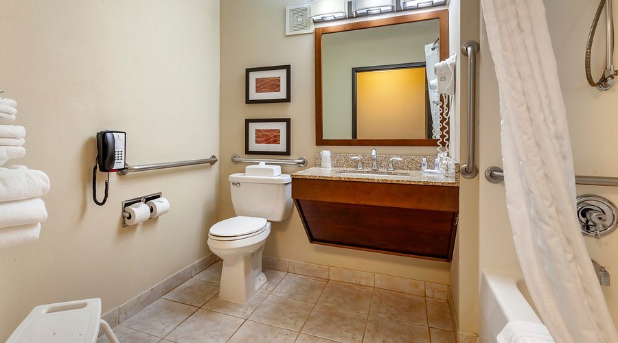 Comfort Inn and Suites — Bathroom