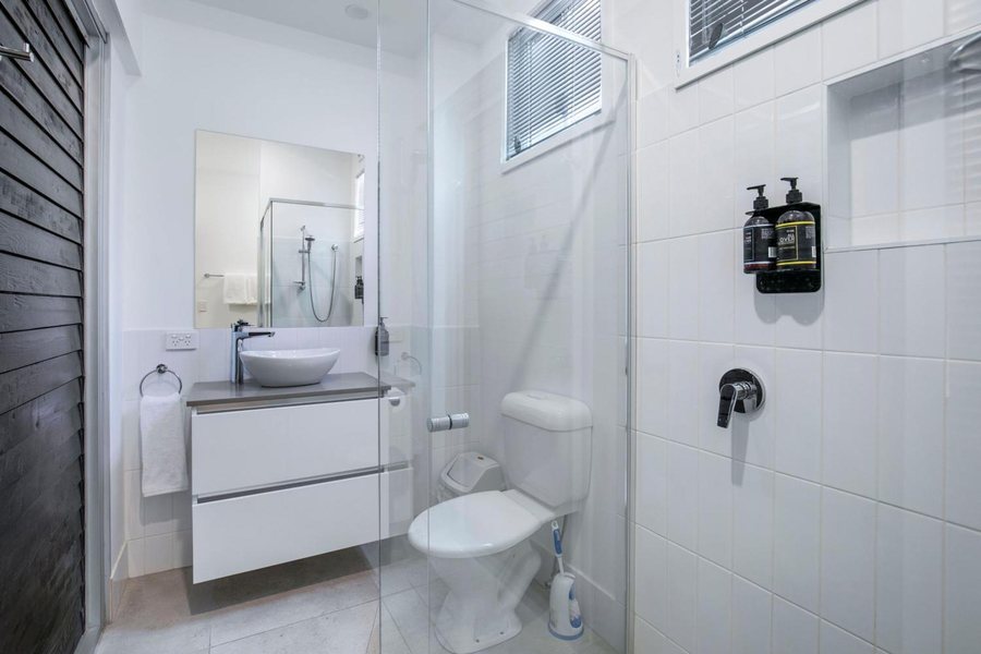 Comfort Inn Apartments Northgate Airport — Bathroom