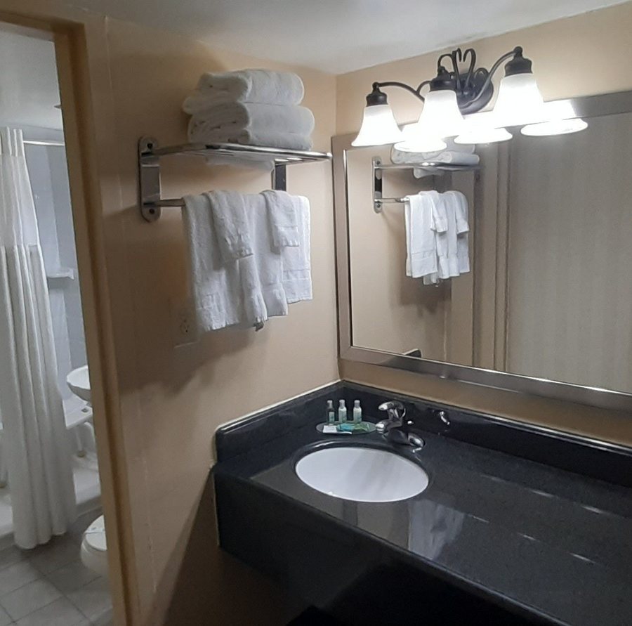 Comfort Inn Ballston — Bathroom