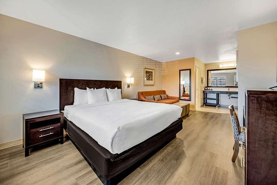 Comfort Inn Beach Boardwalk Area — Guest room
