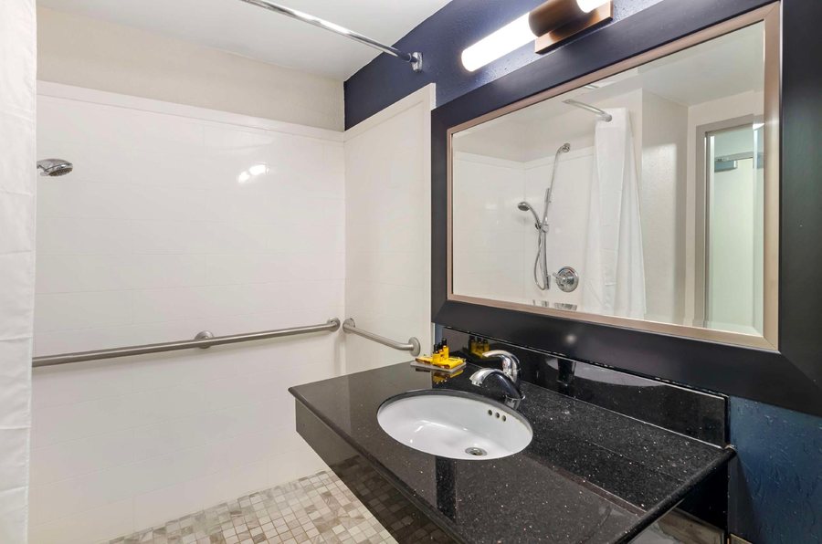 Comfort Inn Beckley — Bathroom