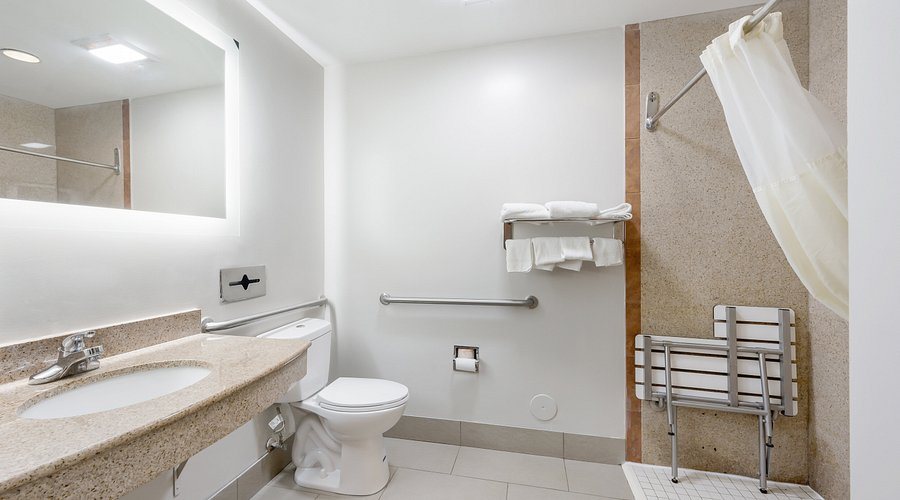 Comfort Inn Bessemer Birmingham South — Bathroom