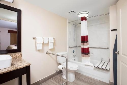 Comfort Inn Birmingham Irondale — Bathroom