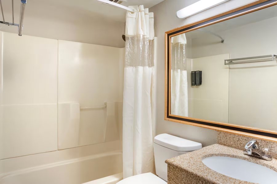 Comfort Inn Bordentown Near NJ Turnpike — Bathroom
