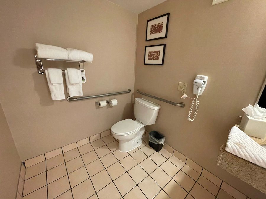 Comfort Inn Boston — Bathroom