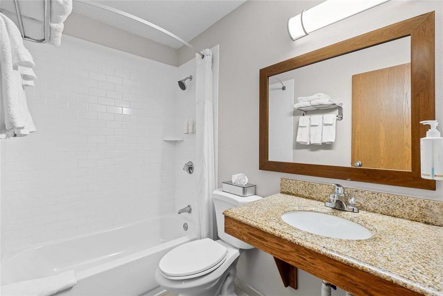 Comfort Inn Brunswick Brunswick Maine — Bathroom