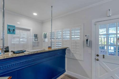 Comfort Inn Carmel By The Sea — Bathroom