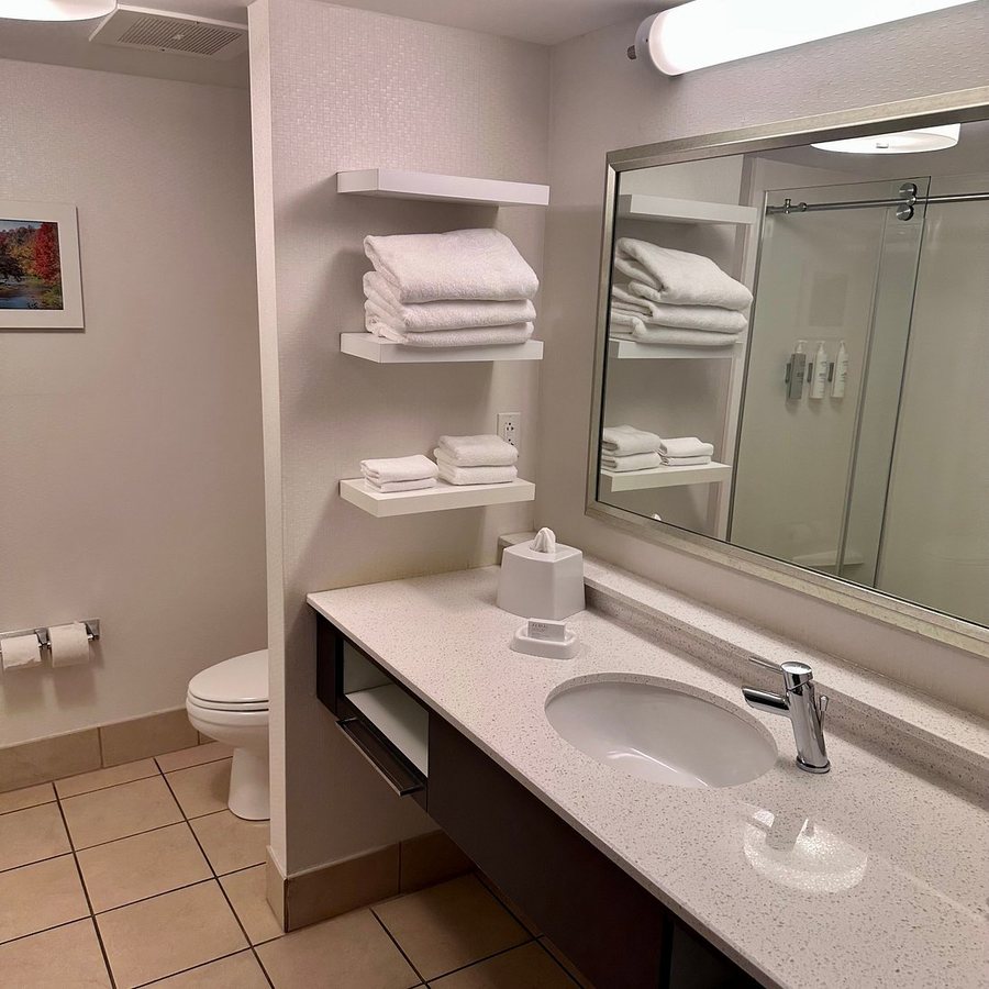 Comfort Inn Charleston WV — Bathroom