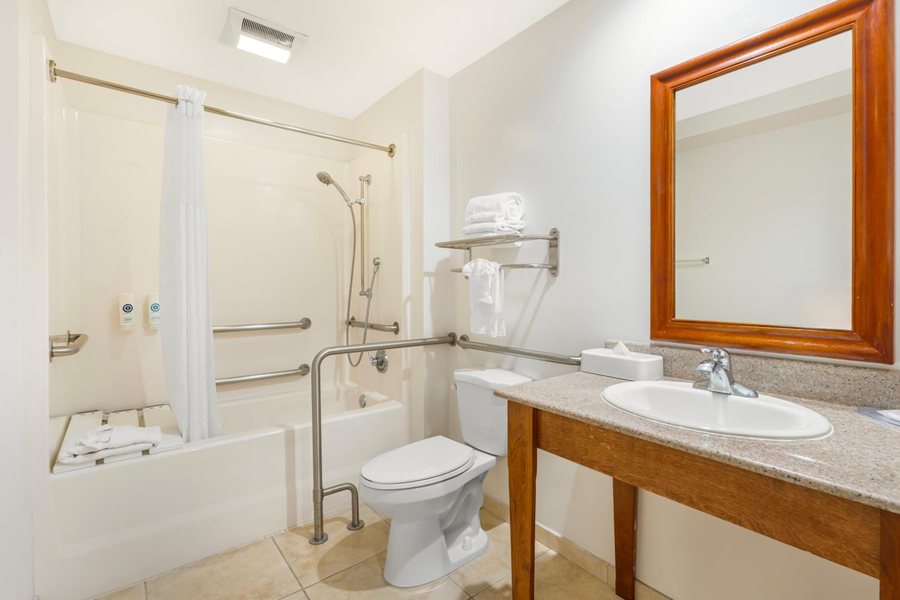 Comfort Inn Cockatoo Near LAX Airport — Bathroom