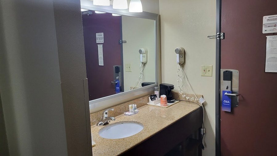 Comfort Inn Columbia Bush River — Bathroom