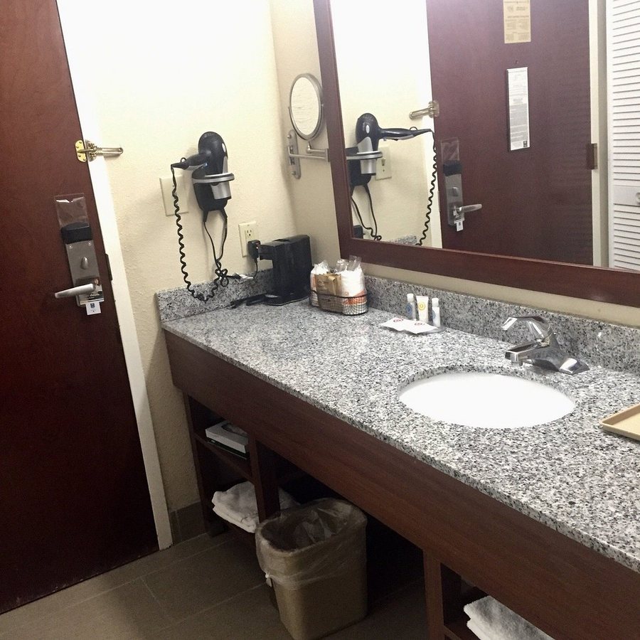 Comfort Inn — Bathroom