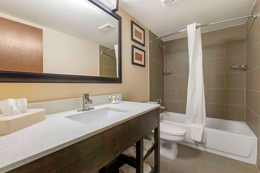 Comfort Inn East — Bathroom