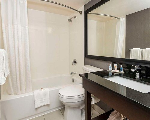 Comfort Inn East — Bathroom