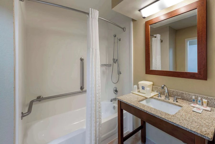 Comfort Inn Elizabeth City — Bathroom