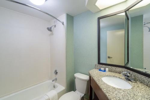 Comfort Inn Forsyth I 75 — Bathroom