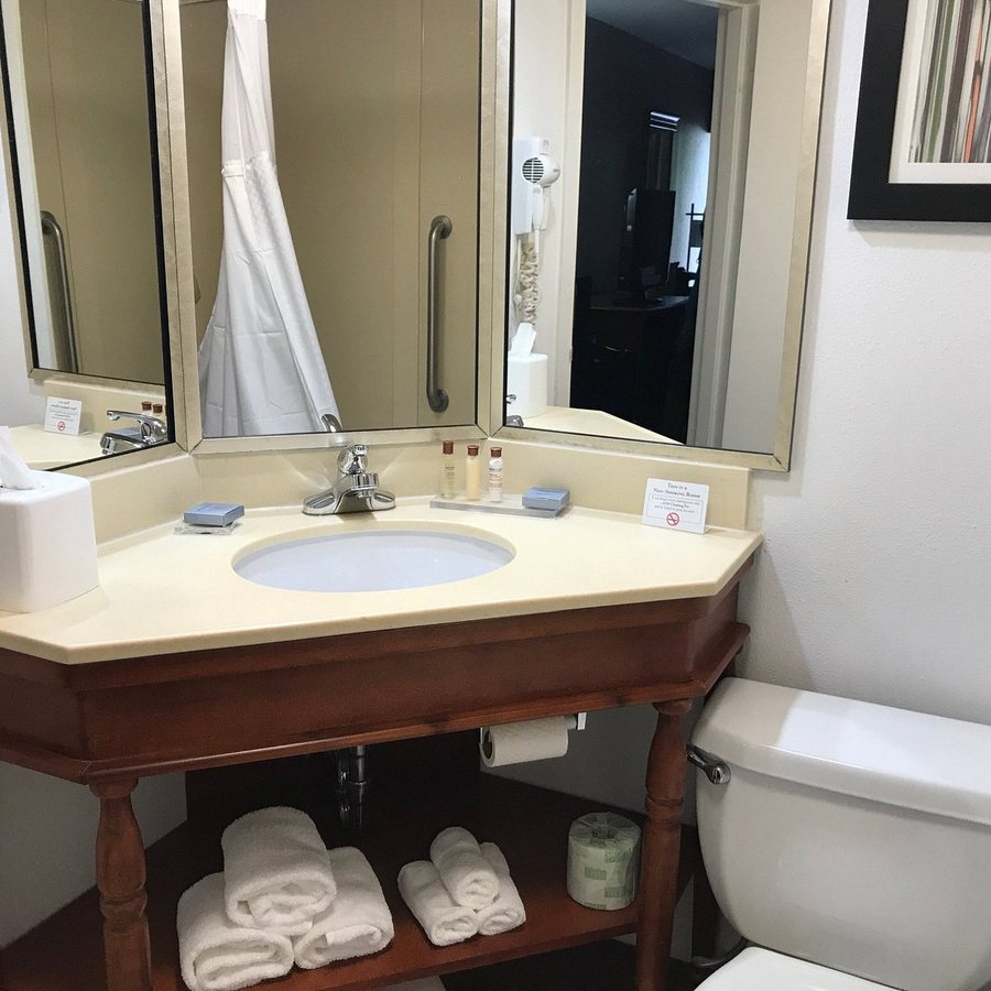 Comfort Inn Greenville Haywood Mall — Bathroom