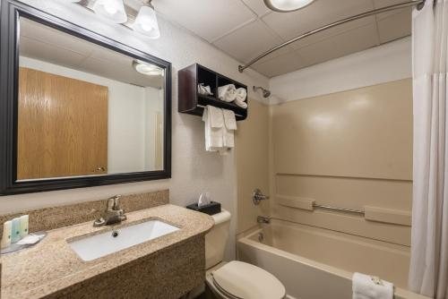 Comfort Inn — Bathroom