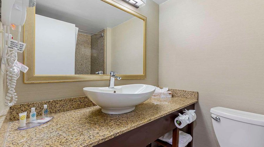 Comfort Inn Herndon Reston — Bathroom