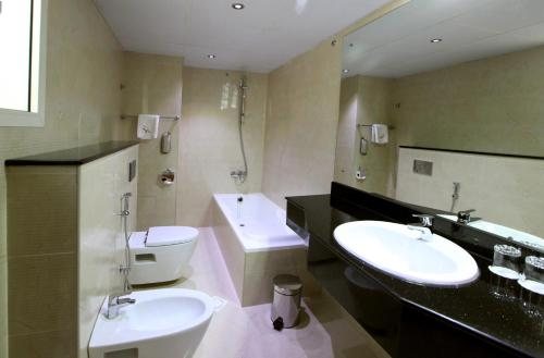 Comfort Inn Hotel Dubai — Bathroom