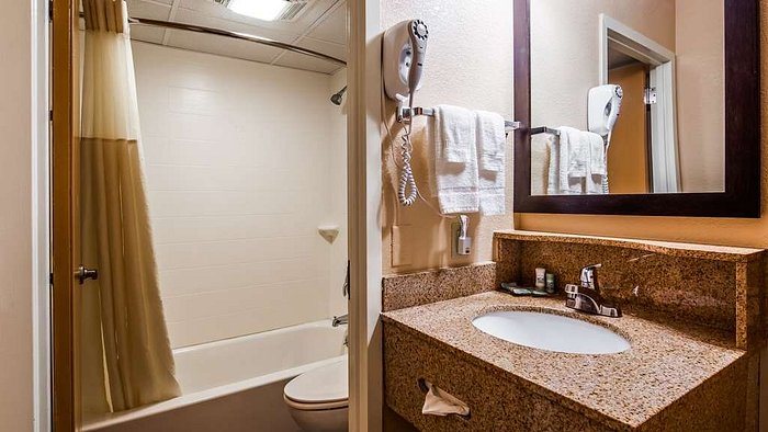 Comfort Inn — Bathroom