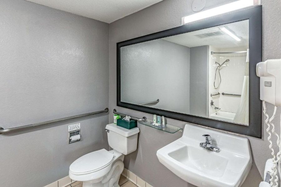 Comfort Inn I 10 East Near AT T Center — Bathroom