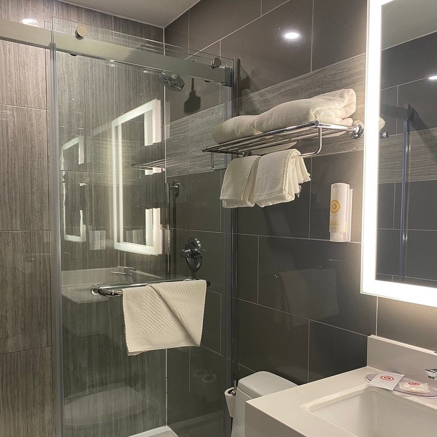 Comfort Inn JFK Airport — Bathroom
