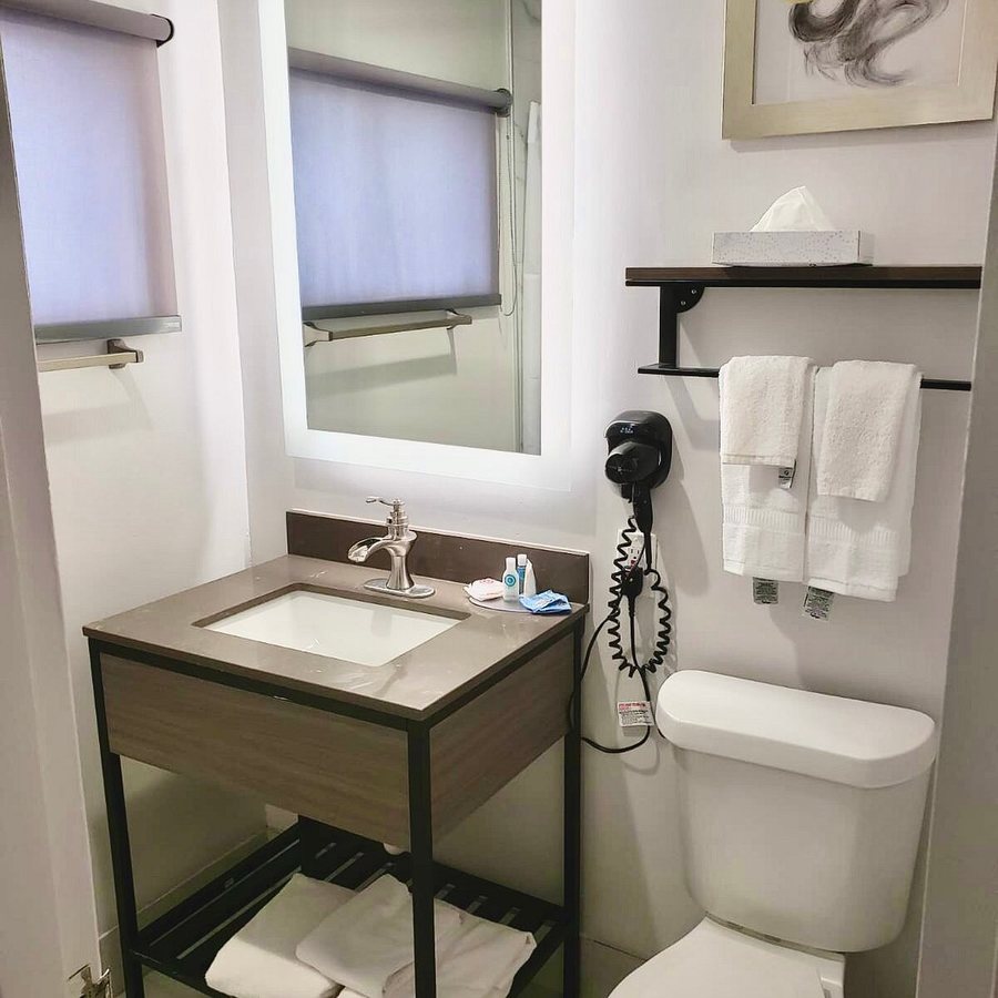 Comfort Inn — Bathroom