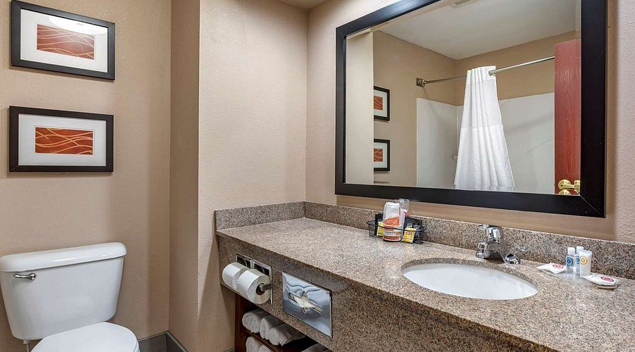 Comfort Inn Laurel Fort Meade — Bathroom