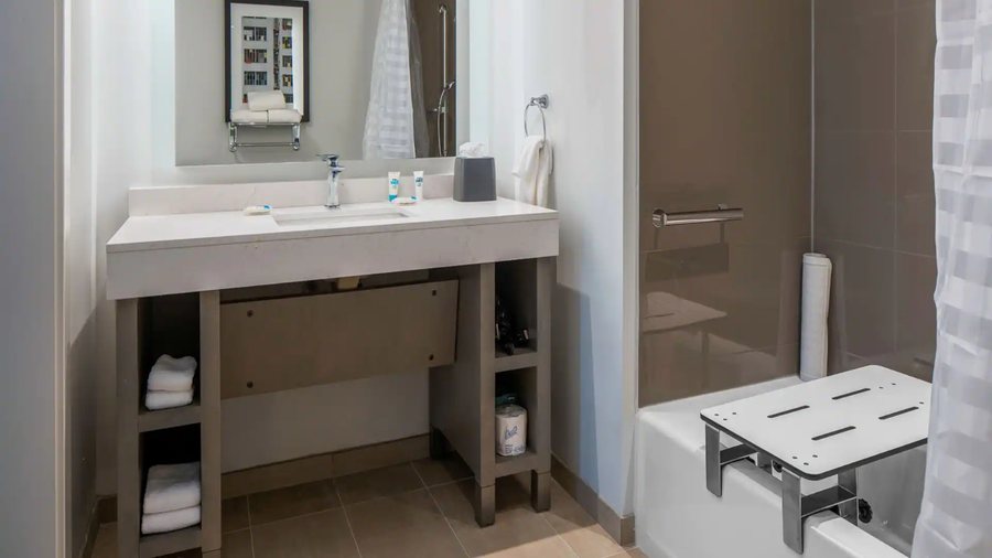 Comfort Inn Lehigh Valley West — Bathroom