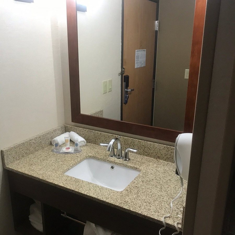 Comfort Inn — Bathroom