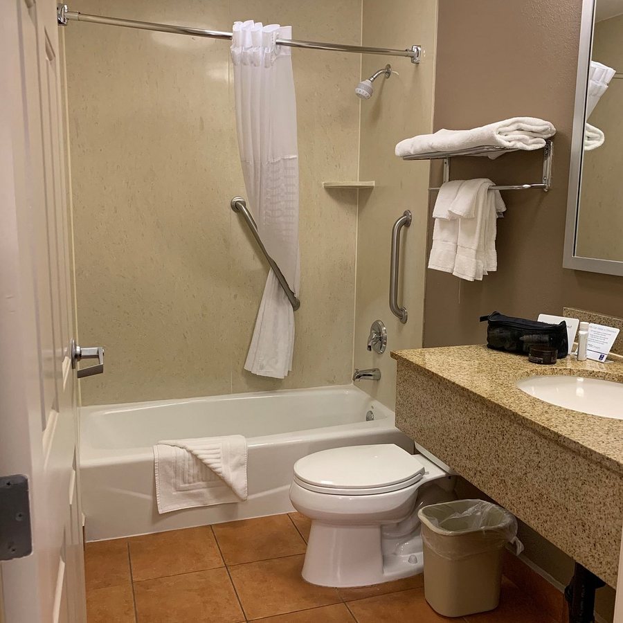 Comfort Inn Los Angeles near Hollywood Los Angeles California — Bathroom