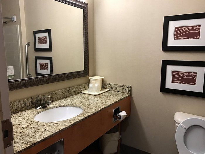 Comfort Inn — Bathroom