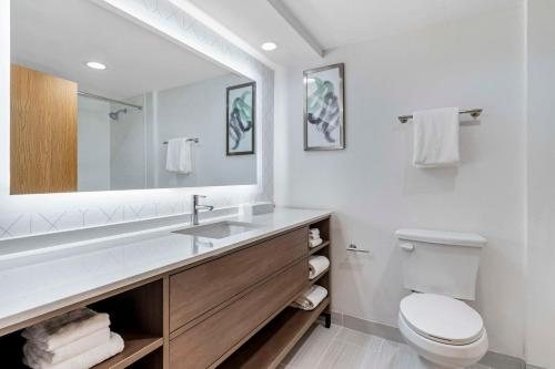 Comfort Inn Marina on the Monterey Bay — Bathroom