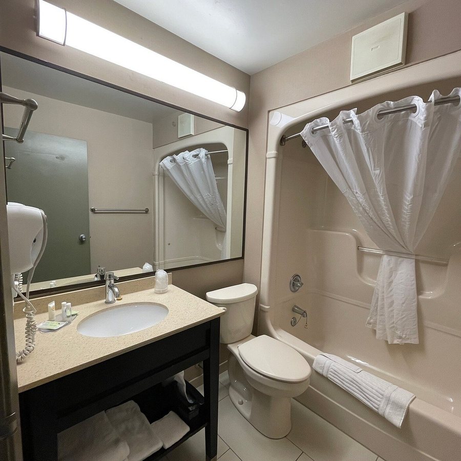 Comfort Inn Midland — Bathroom