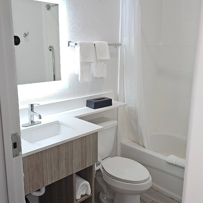 Comfort Inn Miramar Beach Destin — Bathroom