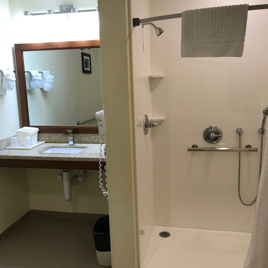 Comfort Inn Monterey Park Los Angeles — Bathroom