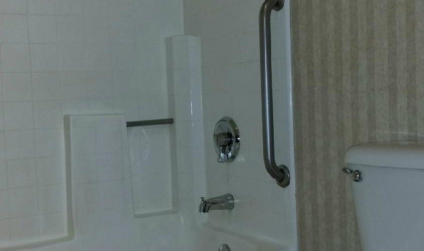 Comfort Inn Moreno Valley near March Air Reserve Base — Bathroom