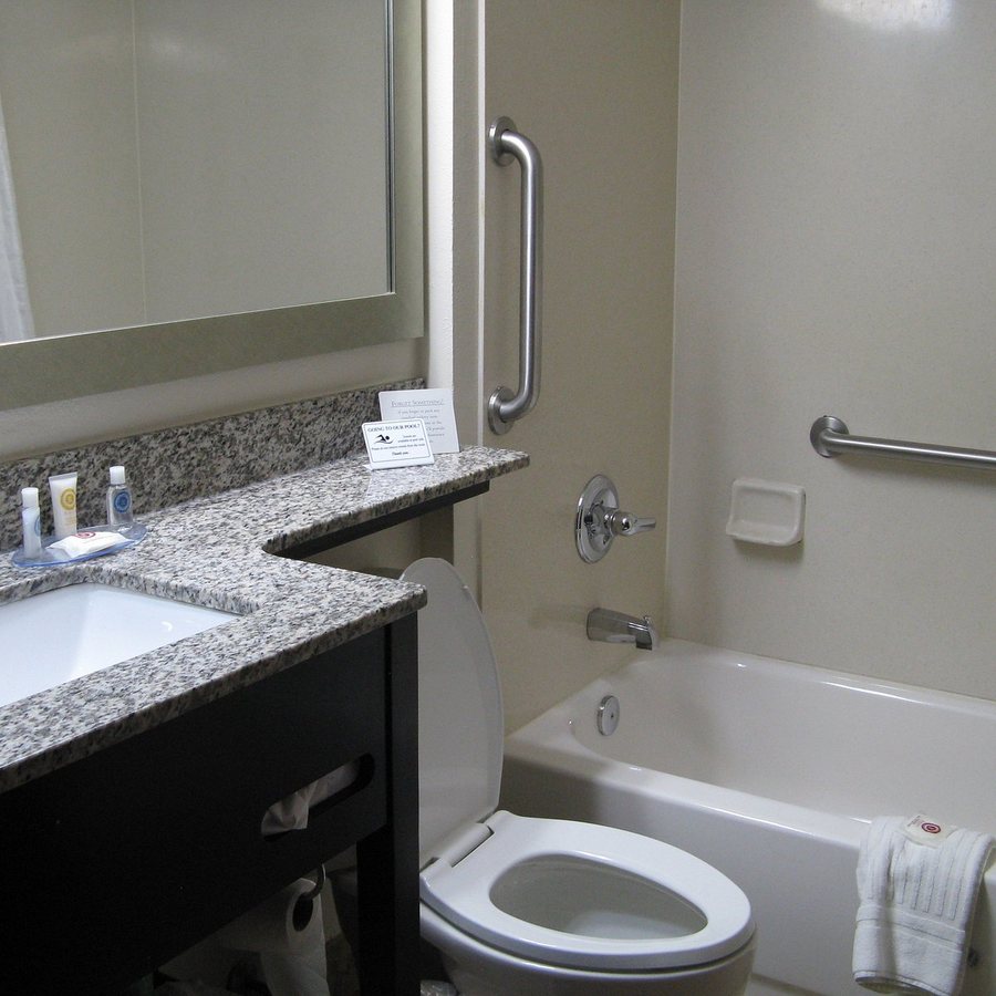 Comfort Inn Mount Airy — Bathroom
