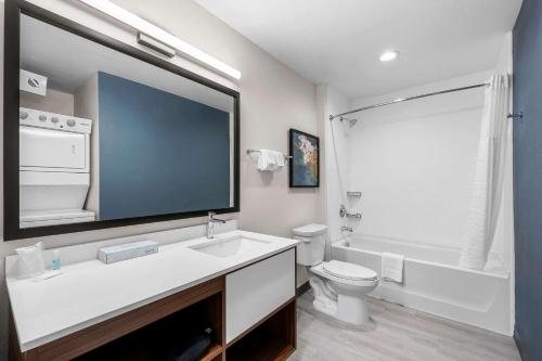 Comfort Inn Near Ft Bragg — Bathroom