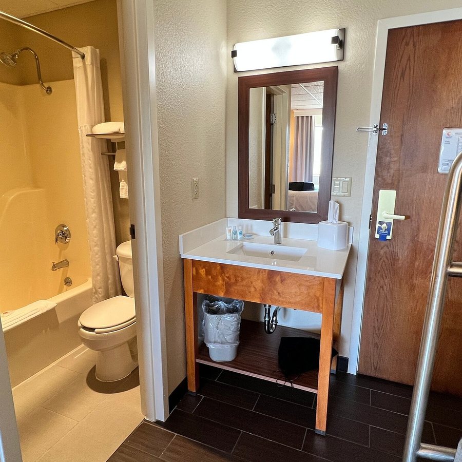 Comfort Inn Near Gila National Forest Silver City New Mexico — Bathroom