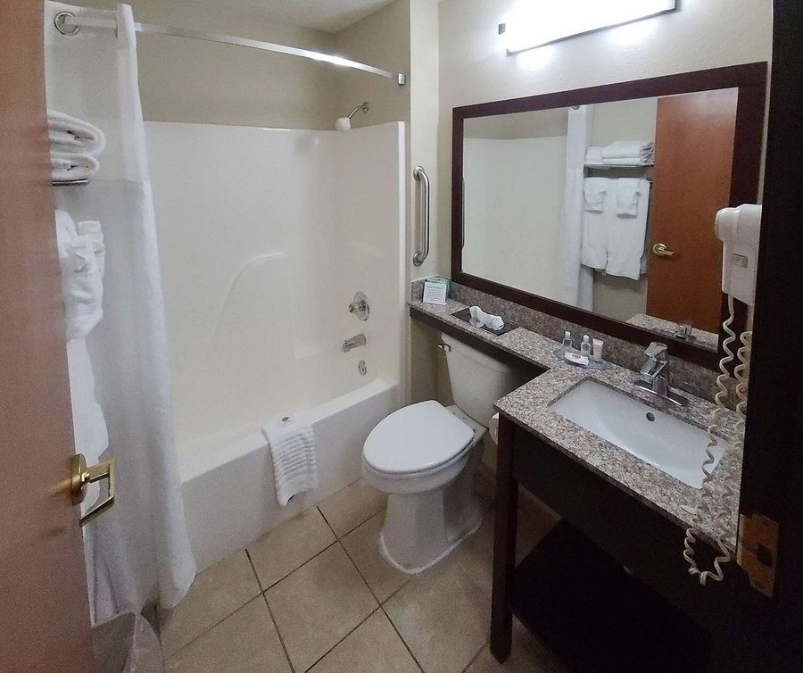 Comfort Inn New Glasgow — Bathroom