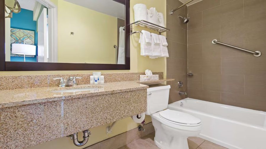 Comfort Inn Oceanside Deerfield Beach — Bathroom