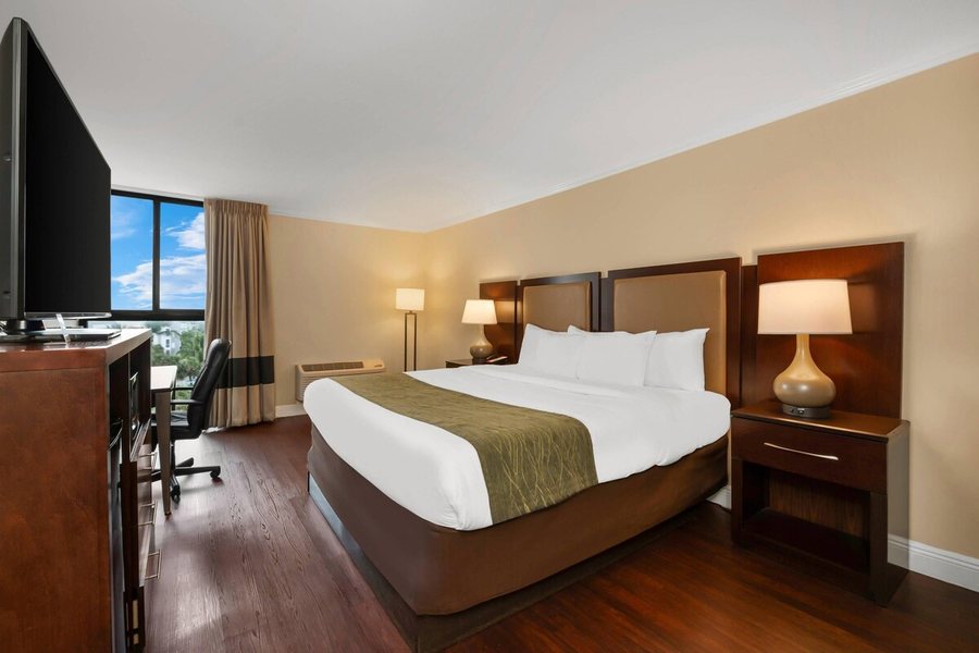 Comfort Inn Oceanside Deerfield Beach — Guest room